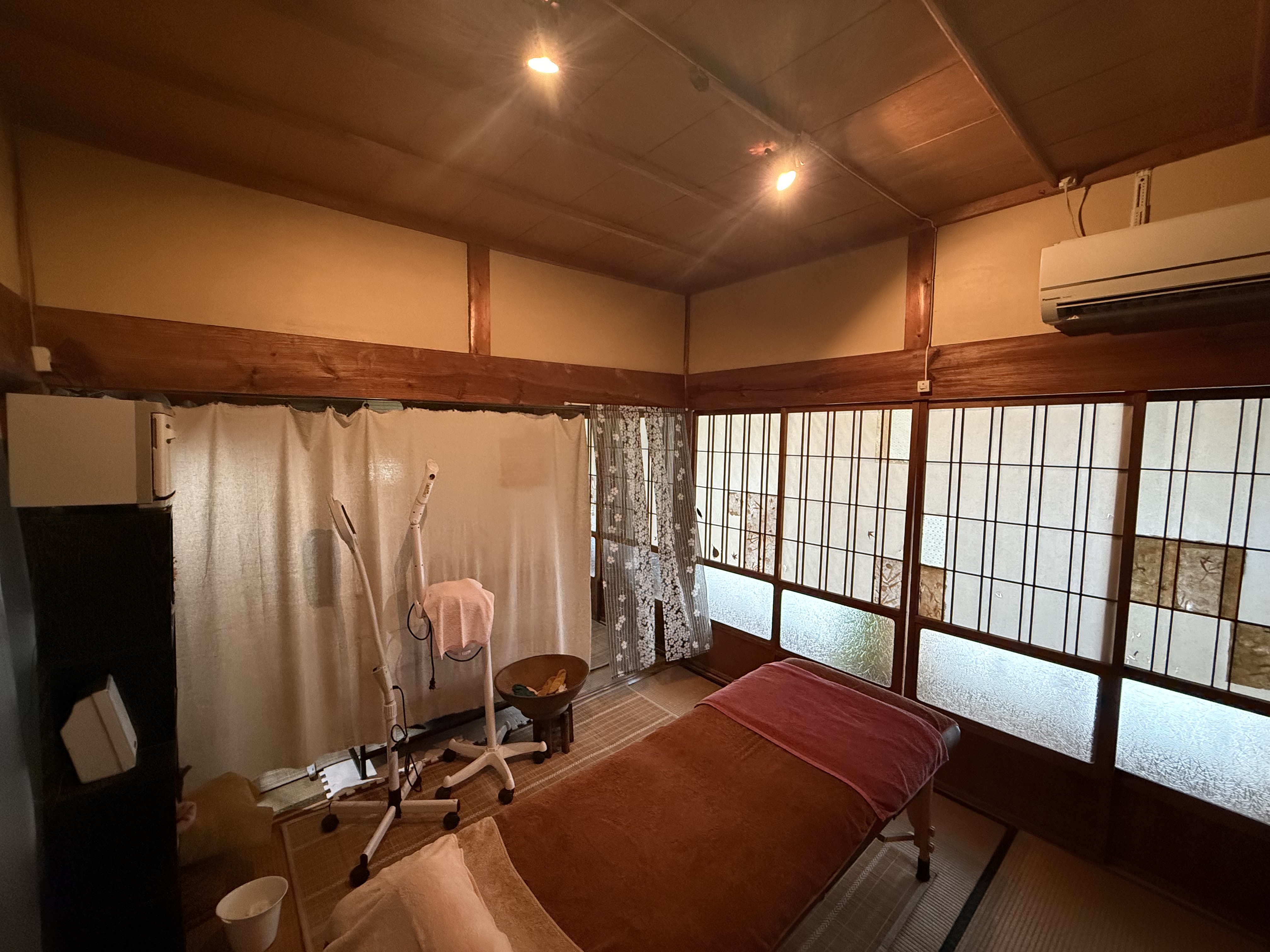 施術用ベッドと障子のある、古民家サロンの室内全景